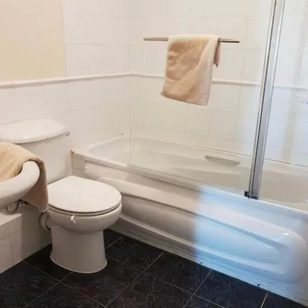 Cool Dockland Apt, Sleeps 5, With Parking Galway