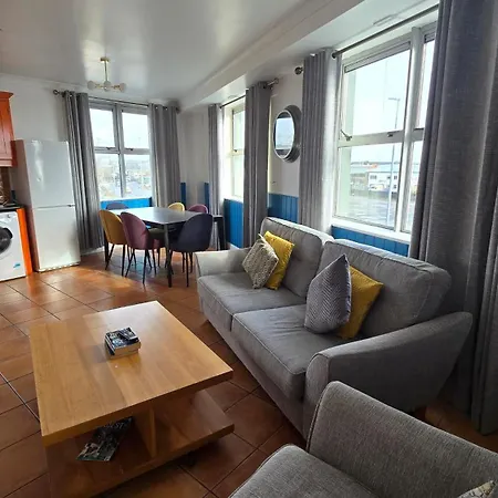 Cool Dockland Apt, Sleeps 5, With Parking Apartment Galway