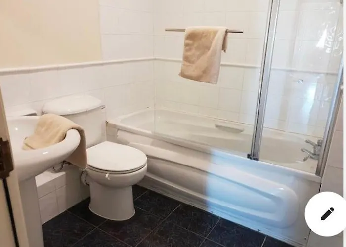 Cool Dockland Apt, Sleeps 5, With Parking ゴールウェイ