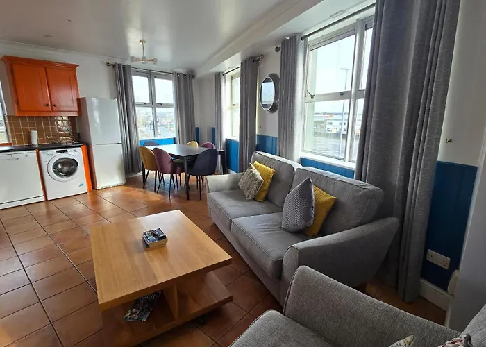 Cool Dockland Apt, Sleeps 5, With Parking Apartment Galway